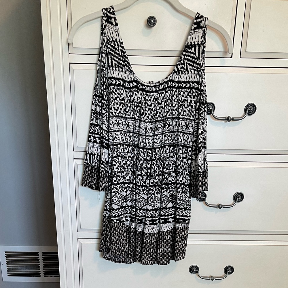 Skies are blue pattern cold shoulder top-size medium